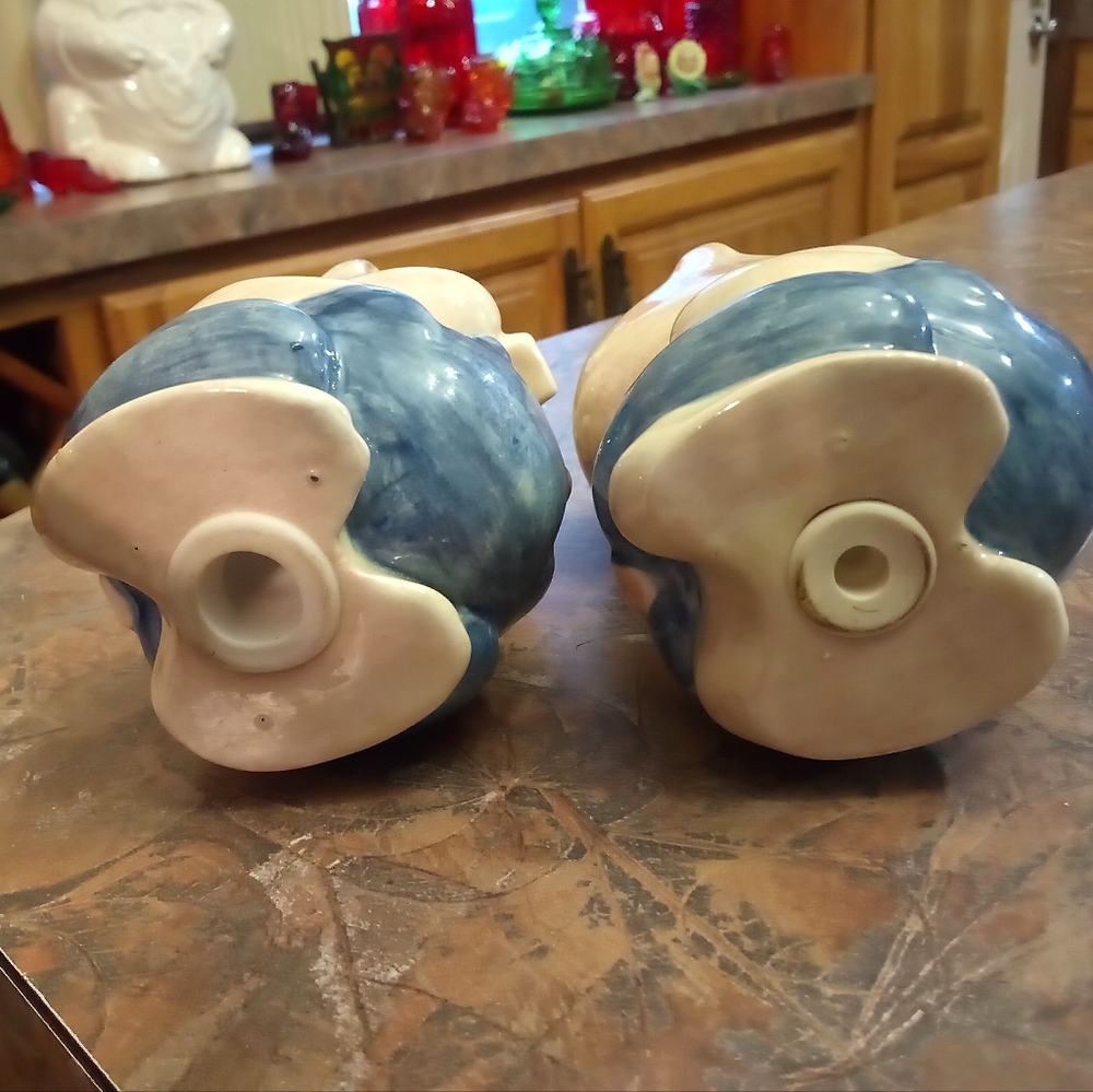 Charming Pigs In Overalls With Red Hats Ceramic Salt and Pepper Shakers. - Picture 6 of 9